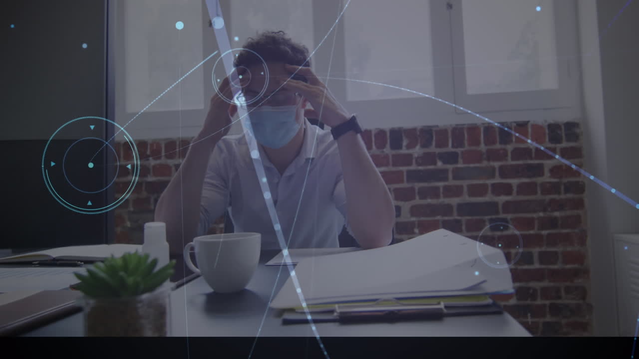 사무실에서 얼굴 마스크를 입은 피곤한 사업가에 대한 사람들의 아이콘과의 연결 네트워크의 애니메이션