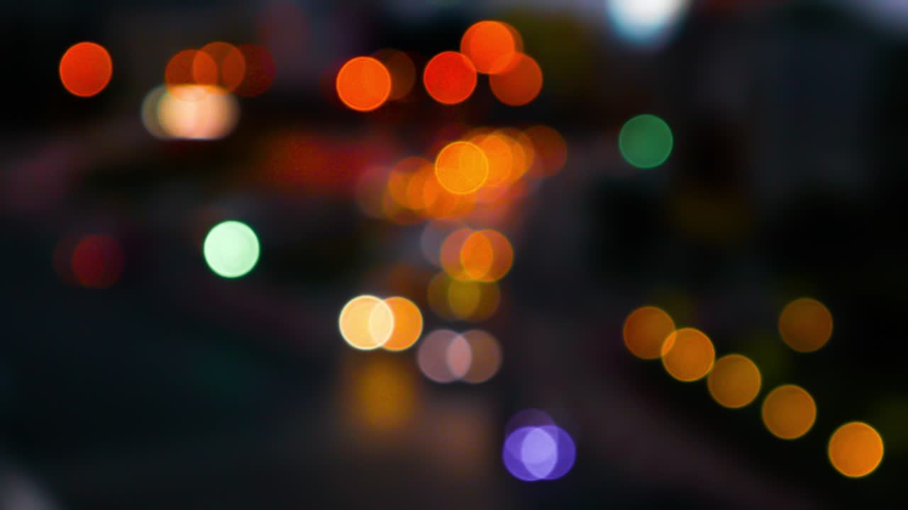 luces nocturnas borrosas bokeh de coches en el tráfico en la carretera por la noche. abstract brillante borroso colorido bokeh. luces bokeh en el fondo nocturno de la ciudad