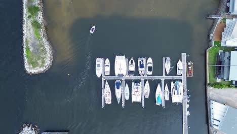 Vista-Panorámica-Aérea-De-Drones-Del-Barco-En-El-Muelle-Puerto-Frente-Al-Mar-Con-Barcos-Yates-Entrada-Del-Río-Estacionamiento-Batemans-Bay-Costa-Sur-De-Australia