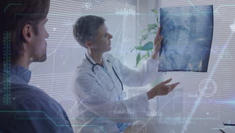 animación de procesamiento de datos sobre una doctora caucásica sosteniendo una radiografía con un paciente masculino