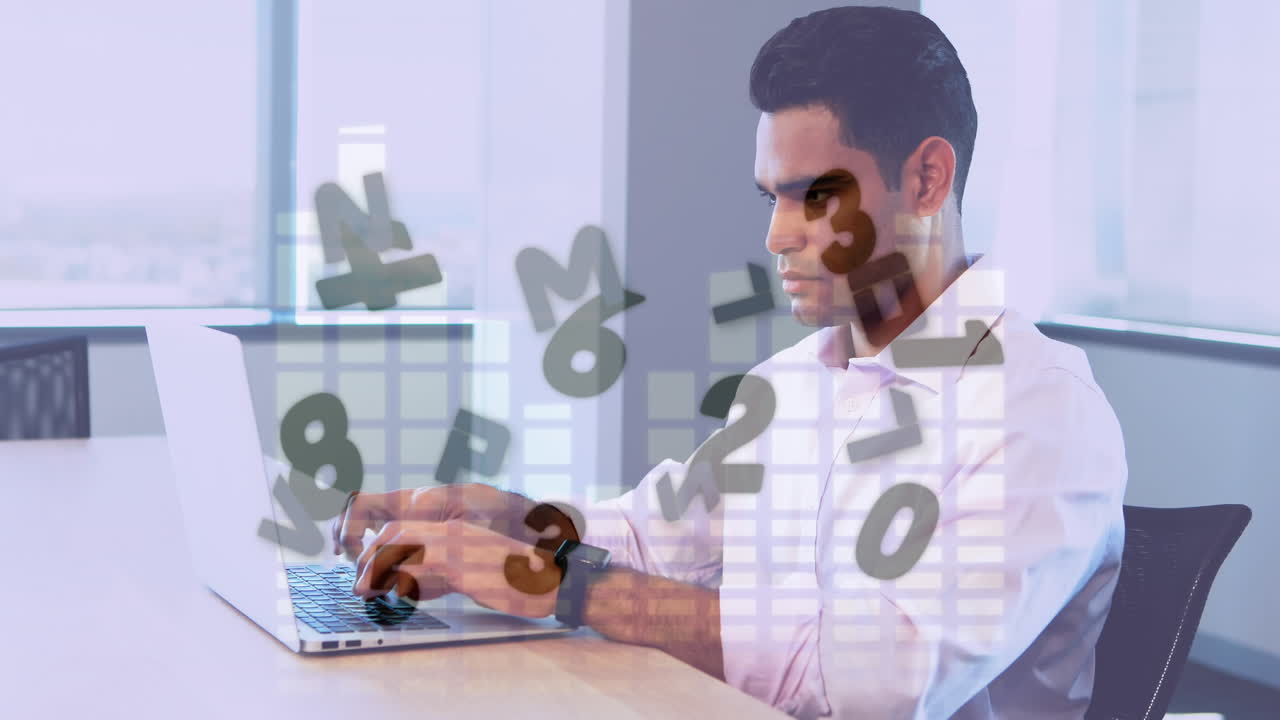 animación de columnas móviles y procesamiento de datos sobre un empresario biracial que usa una computadora portátil en la oficina