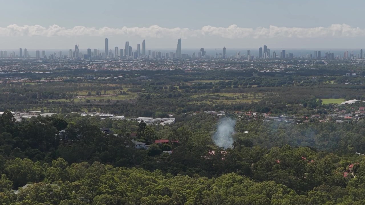 Panoramica della città a Broadbeach e Surfers Paradise sulla Gold Coast nel Queensland, Australia. Ripresa aerea con drone.