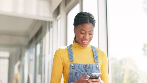 Estudiante,-Ventana-Y-Mujer-Negra-Con-Smartphone