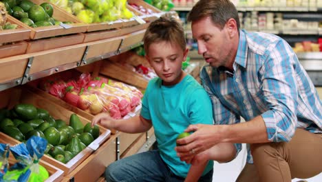 padre e hijo recogiendo pimienta en el supermercado