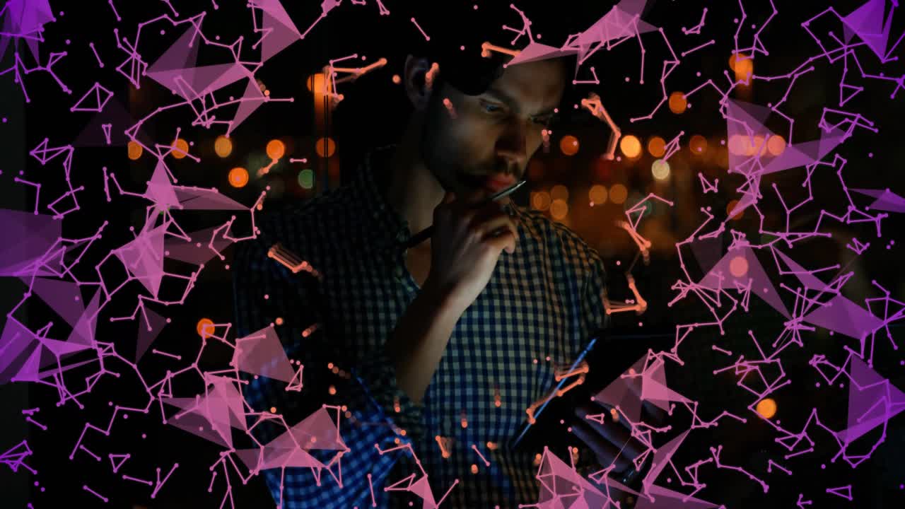 Uomo che usa un tablet con stilo in una stanza buia, con overlay di rete e luci della città che visualizzano dati.