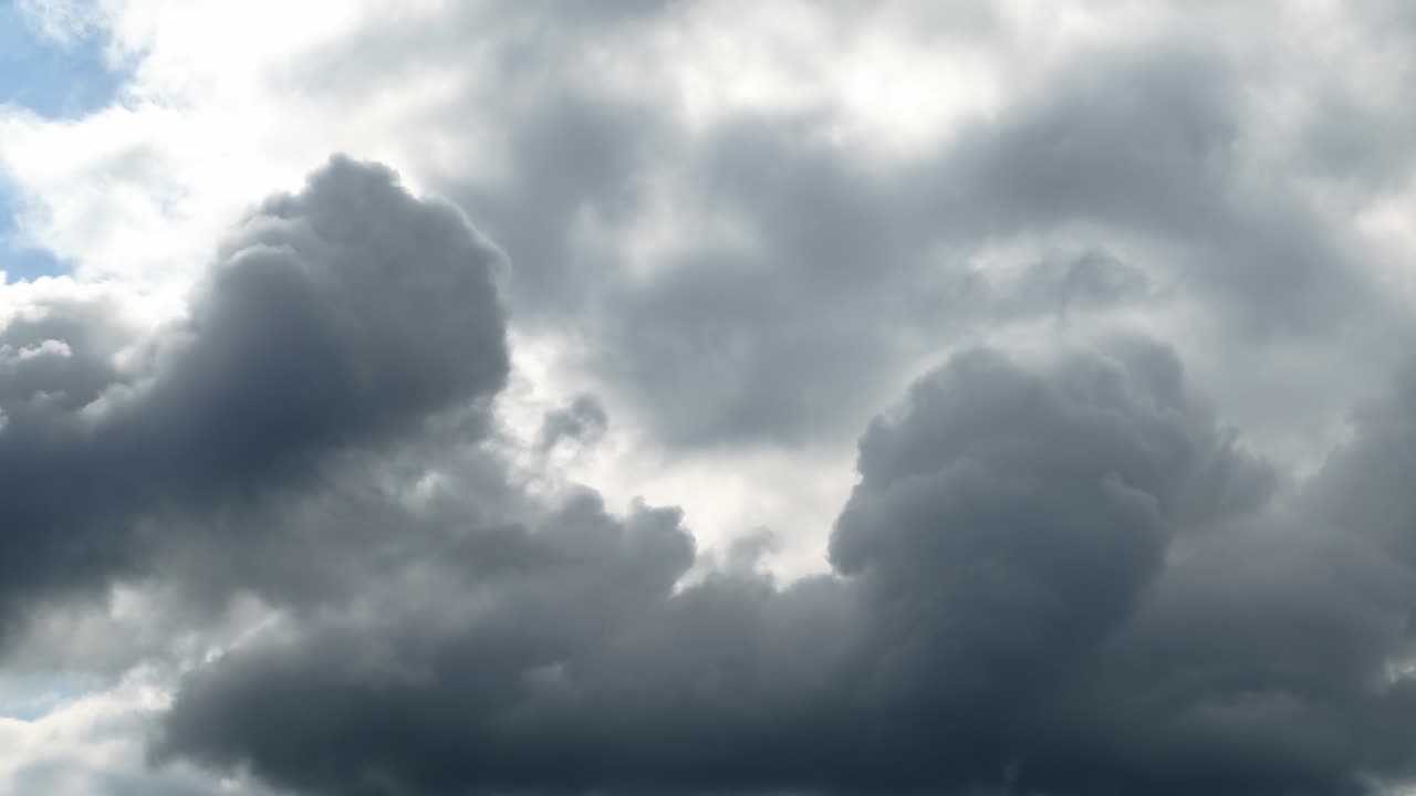 폭풍우와 함께 아름다운 어두운 극적인 하늘 비가 오기 전에 시간 경과