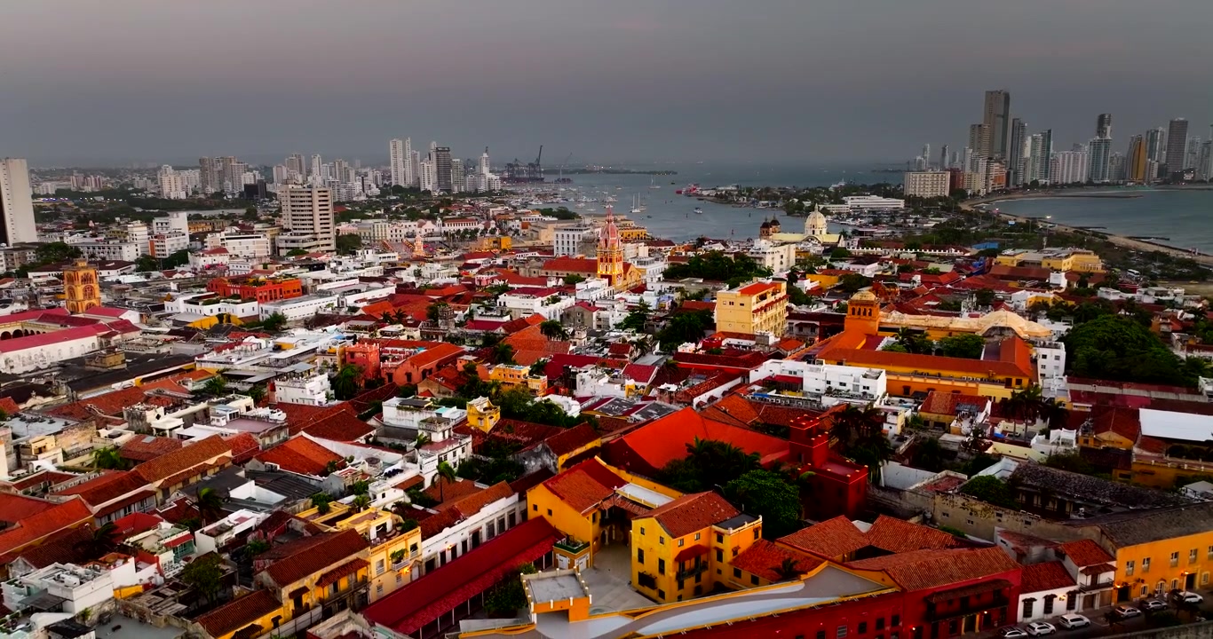 Vista aérea da paisagem urbana sobre o Centro Histórico de Cartagena em direção a Bocagrande, Colômbia