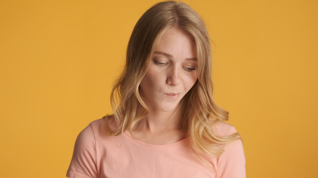 카메라 앞에서 의심스럽게 보이는 백인 여성.