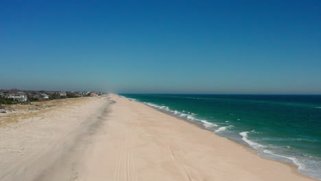 una toma épica de drones de la playa de southampton de los hamptons, capturando la vasta belleza del mar y el océano, ofreciendo una perspectiva única de nueva york.