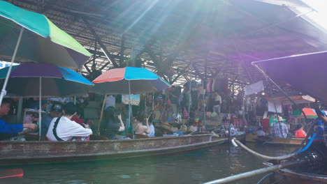 damnoen saduak floating market in thailand