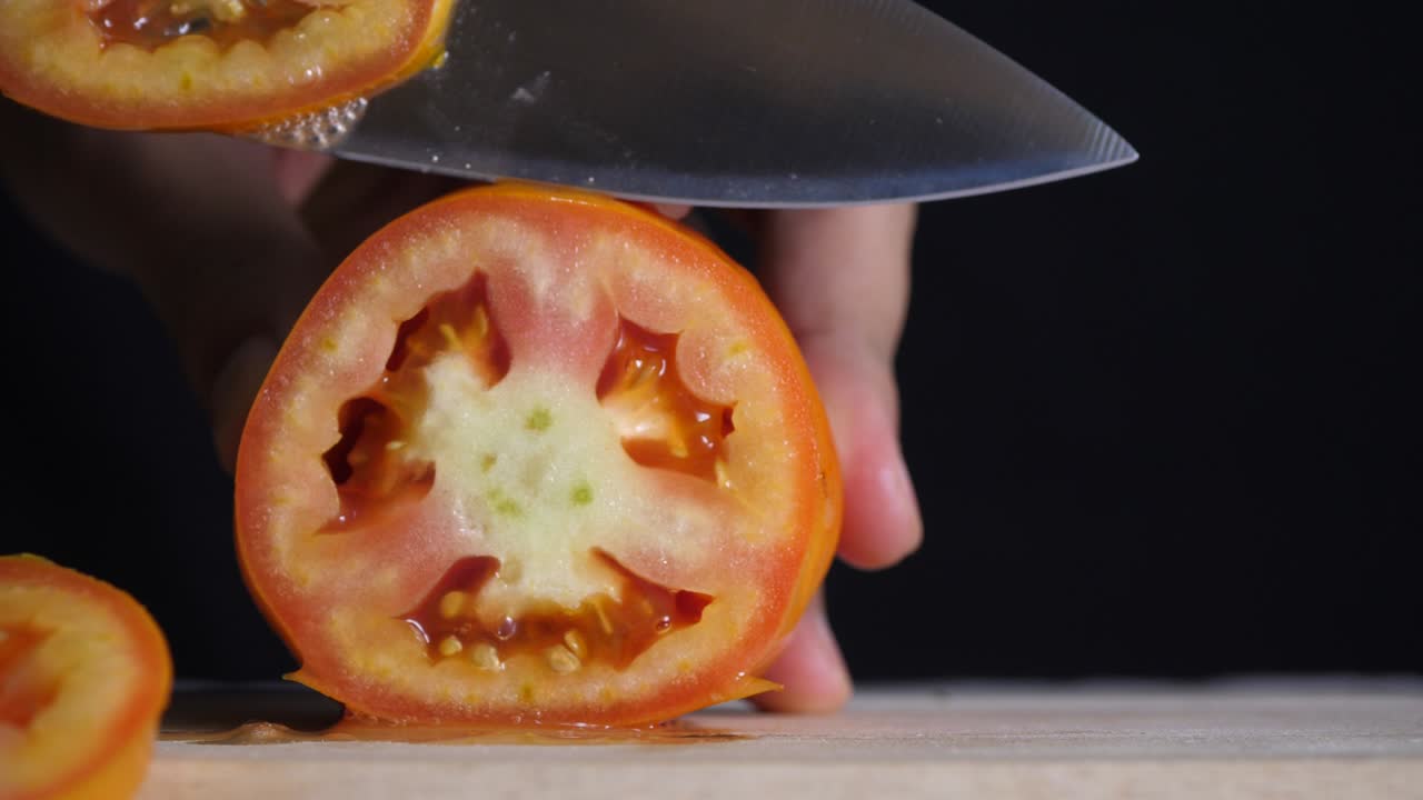 요리사 는 요리 하기 위해 은 토마토 를 잘라