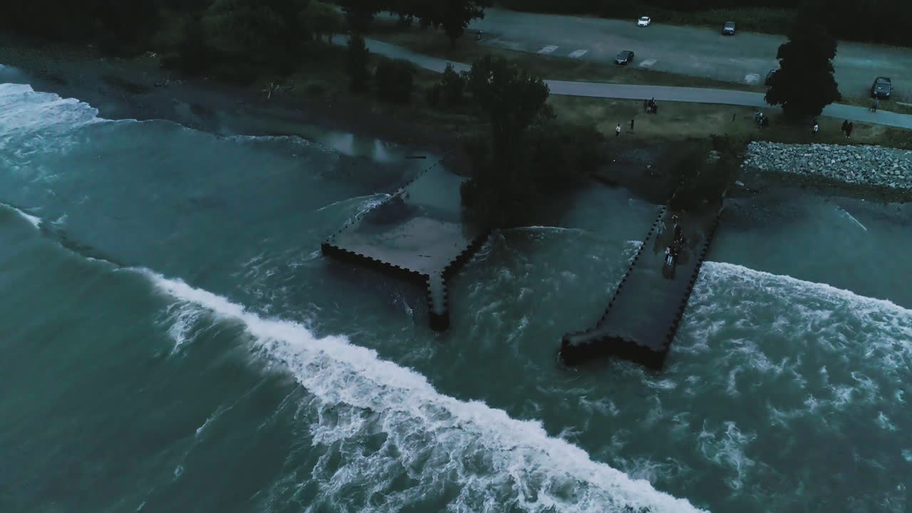 태양이 지평선 아래로 가라앉으면서 푸른 빛이 이 물체를 가로질러 내려옵니다.