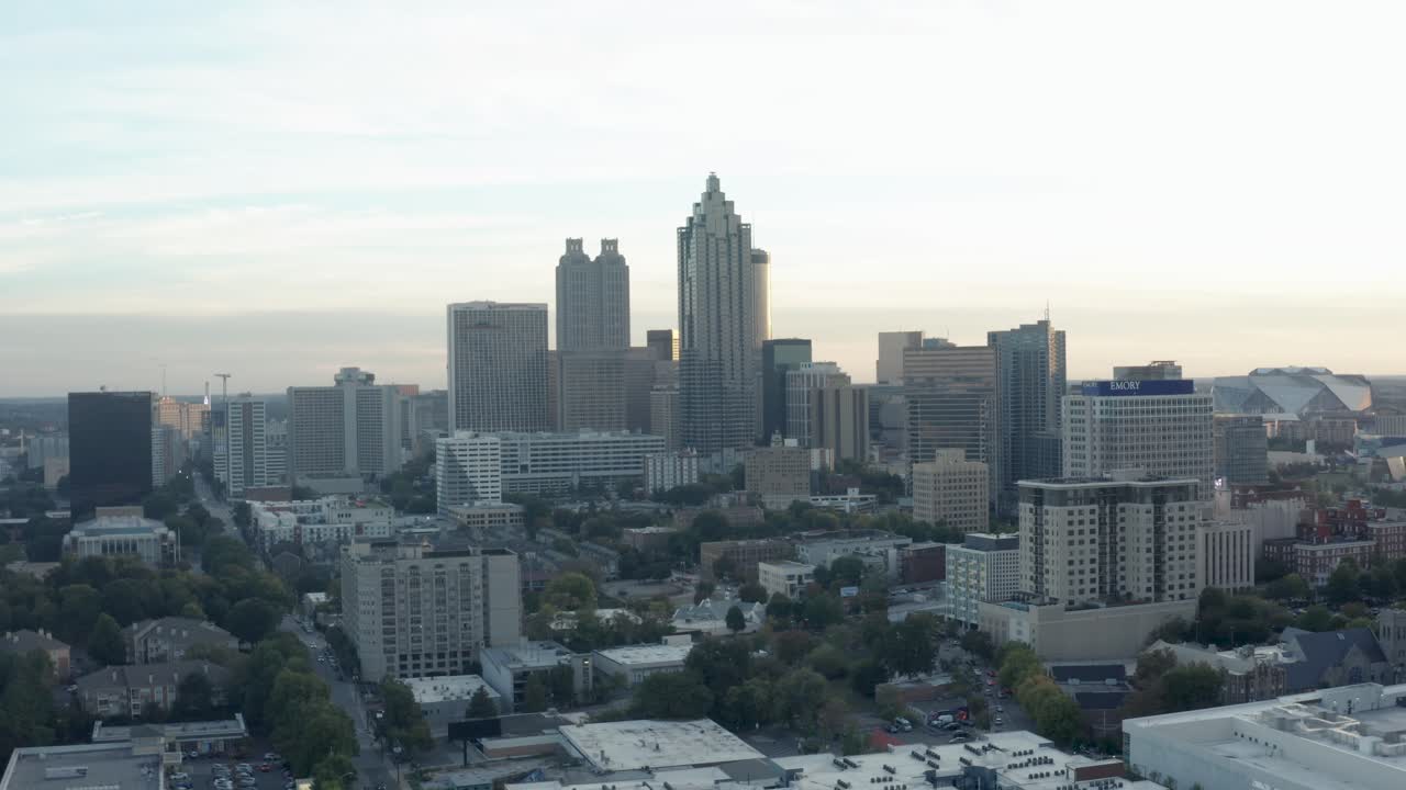 toma de dron del centro de atlanta mirando al sur desde el centro de la ciudad en uhd
