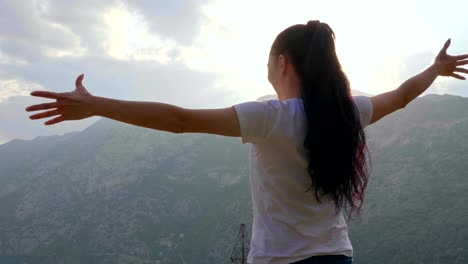 la joven está encantada de escalar la cima.