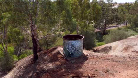 cubo de basura y un pequeño árbol en la colina en clonlea park, gawler, sur de australia - tiro en órbita
