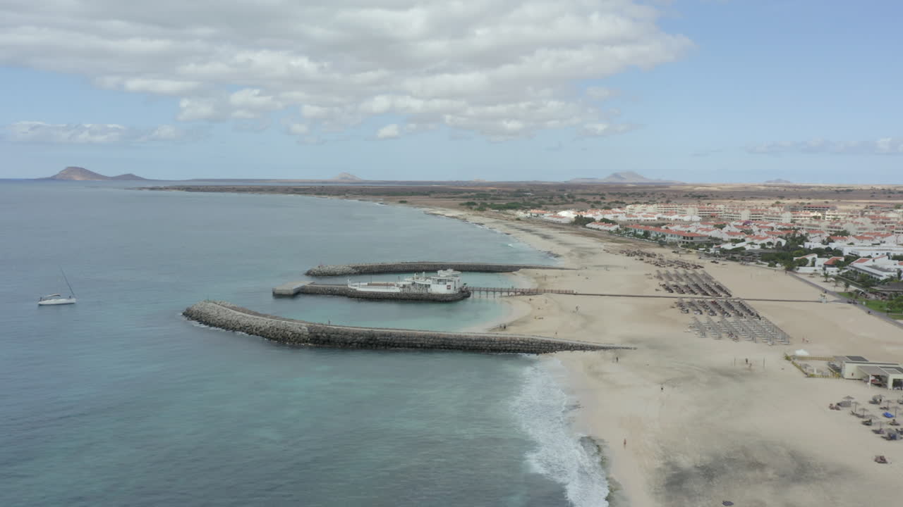 club de playa de bikini en la ciudad costera de santa maría en cabo verde, áfrica occidental.