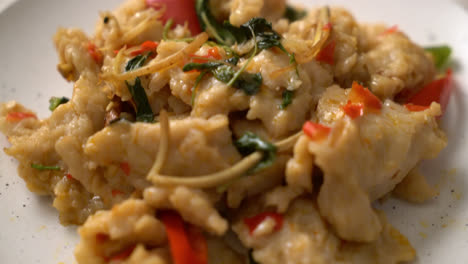 revuelva las bolas de pescado frito con chili - estilo de comida asiática