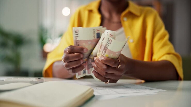 Donna che conta euro