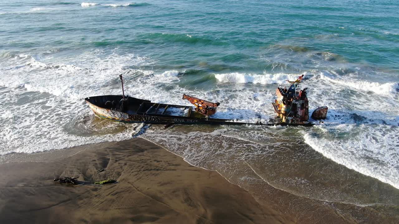 vista de drones de la playa de costa rica que muestra el mar, la costa y un barco varado en un día soleado sobre el océano atlántico en el caribe