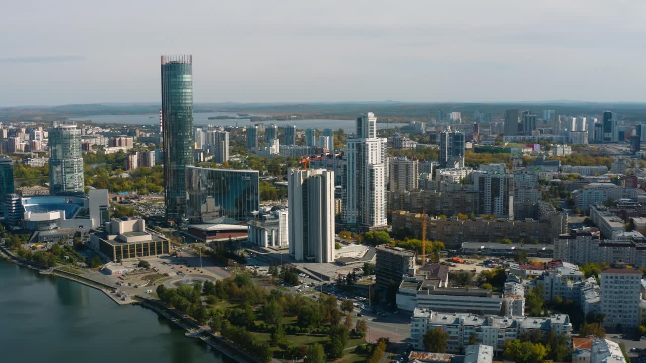 vista aérea de una ciudad europea moderna