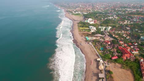 una mañana soleada en la playa de berawa en canggu, bali, indonesia