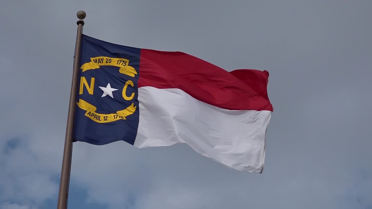 바람에 펄럭이는 노스 캐롤라이나 주 깃발