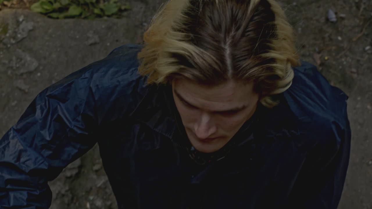 молодой человек на открытом воздухе