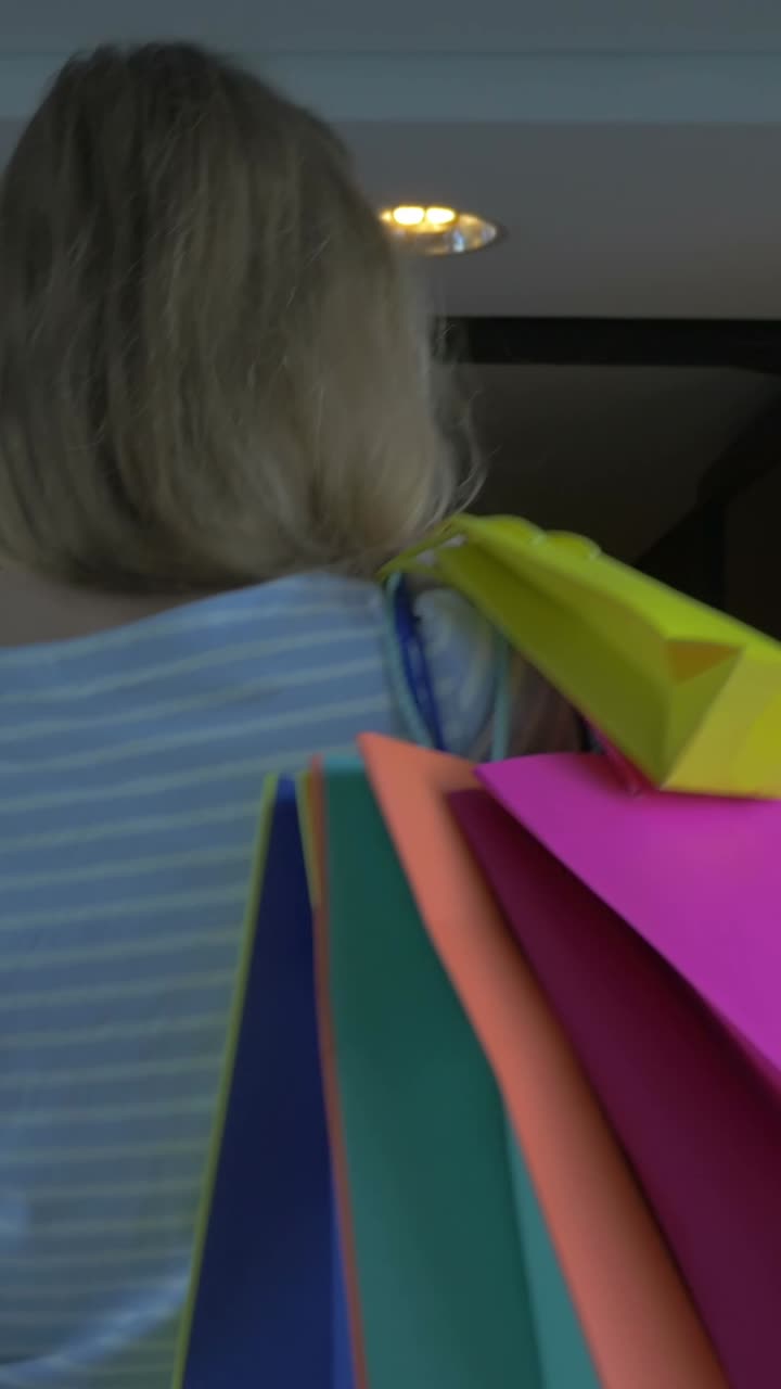 mujer con bolsas de colores