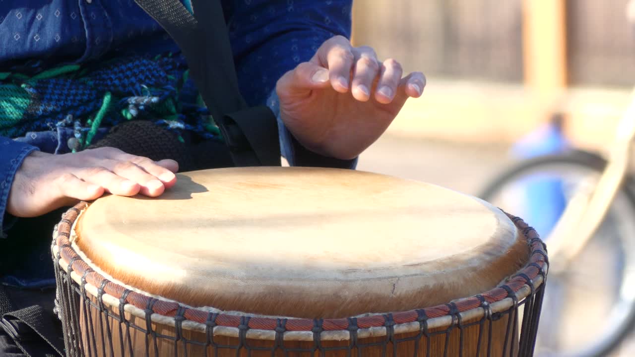 para tocar el ritmo en el tom-tom.