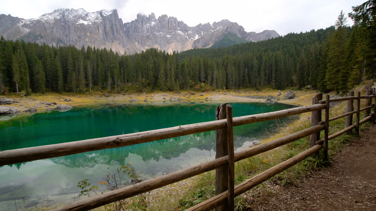 lago carezza en las dolomitas occidentales, italia