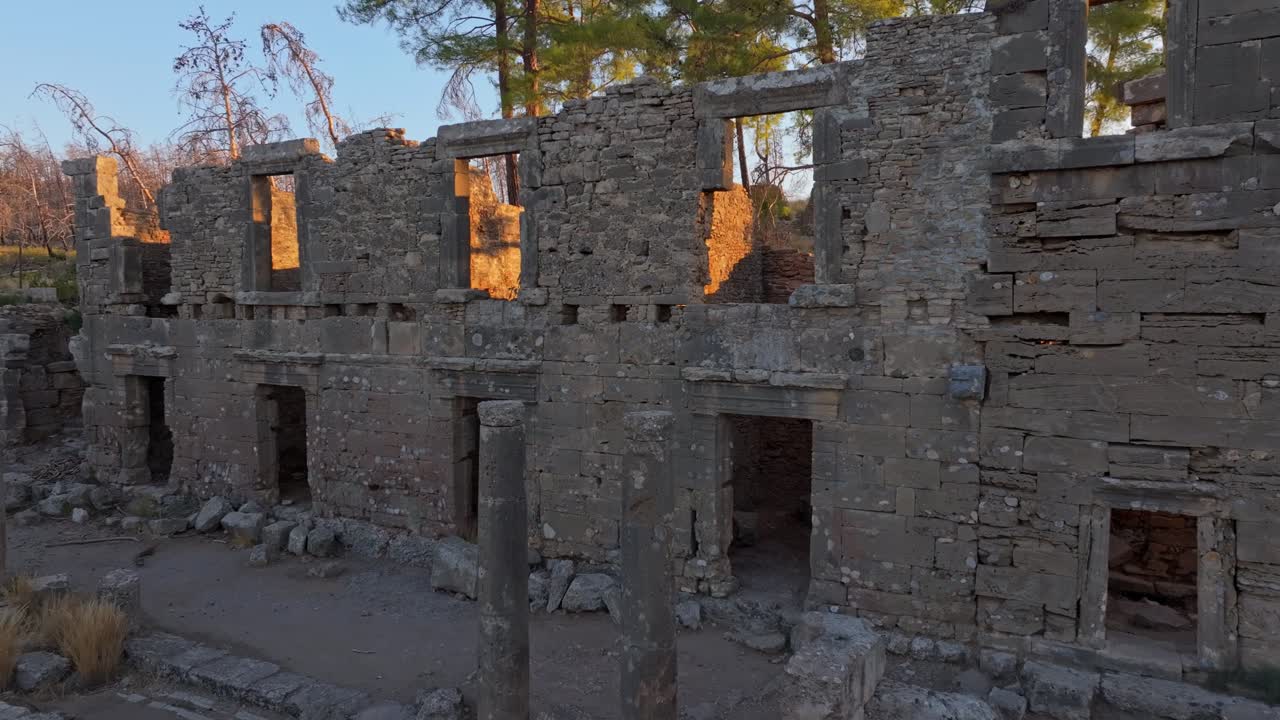 Toma aérea de las ruinas de Lyrbe situadas en la campiña de Manavgat