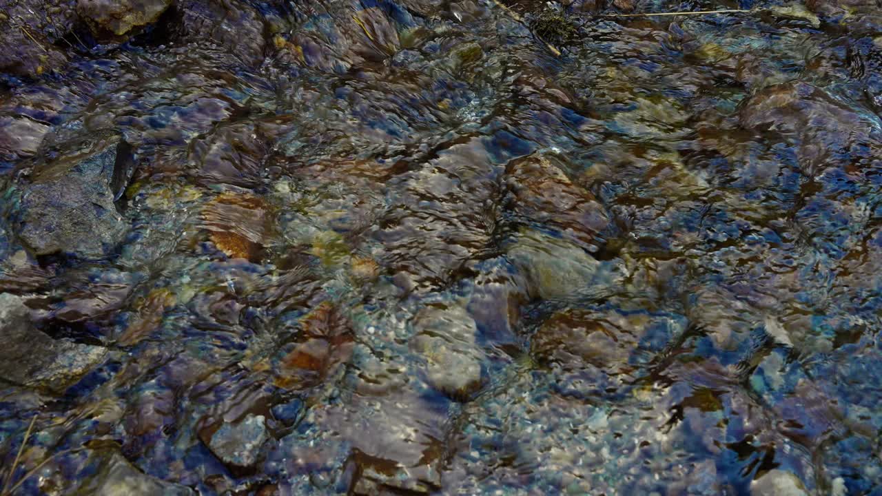 un arroyo que fluye sobre las rocas