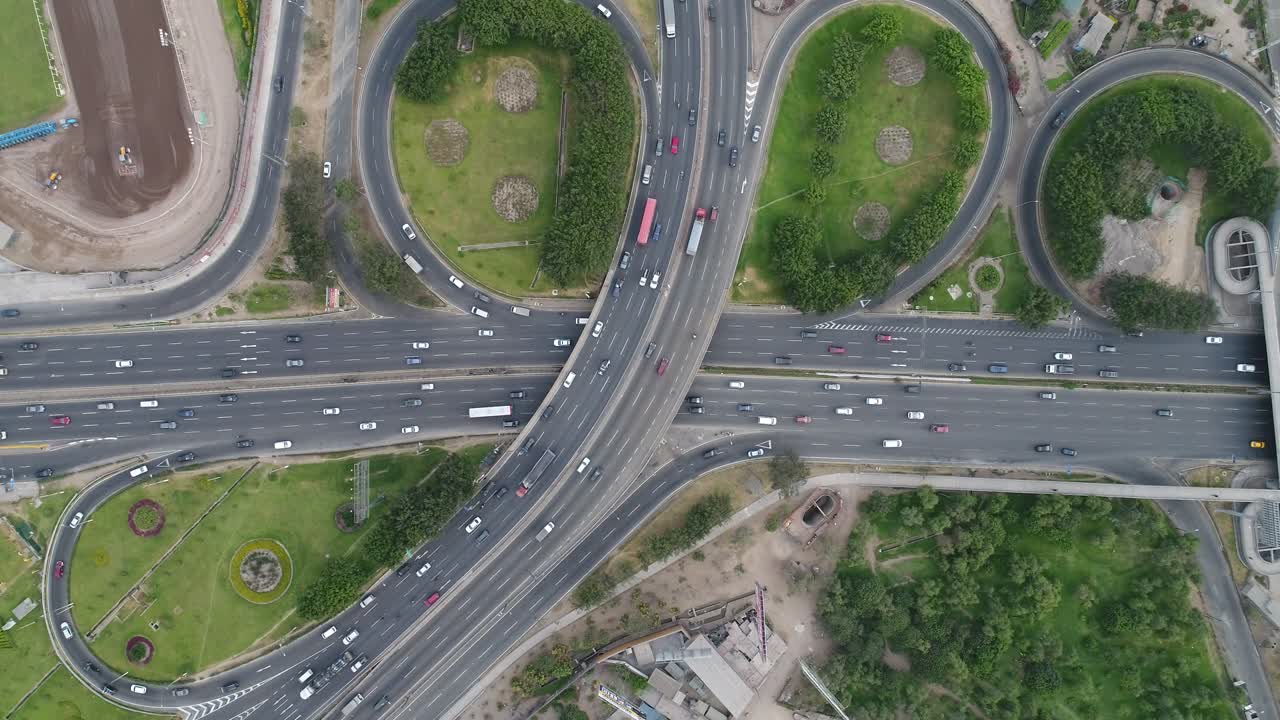 페루 리마의 팬아메리칸 고속도로의 항공 영상. 교통 교차로와 도시의 이미지.
