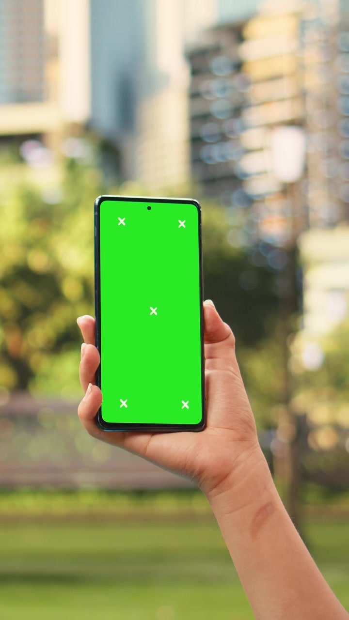 Video verticale con green screen chroma key su smartphone vicino ad adulti