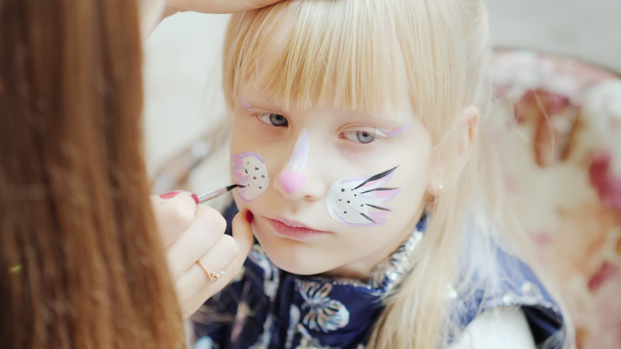 그 아이는 아쿠아그림 태슬로 적용되어 고양이 마스크 개념을 그립니다 - 어린이 휴가