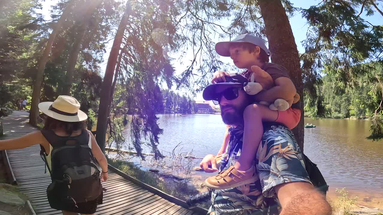 Famiglia che si diverte una giornata al lago