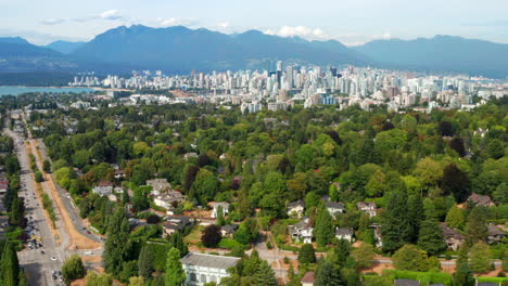 Follaje-Denso-Y-Casas-En-Arbutus-Ridge-Con-El-Paisaje-Urbano-De-Vancouver-Y-La-Playa-De-Kitsilano-En-El-Fondo