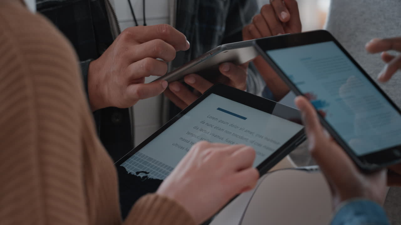 equipo de negocios diverso utilizando computadoras tablet digitales discutiendo datos de investigación de gráficos compartiendo ideas lluvia de ideas en el lugar de trabajo de la oficina