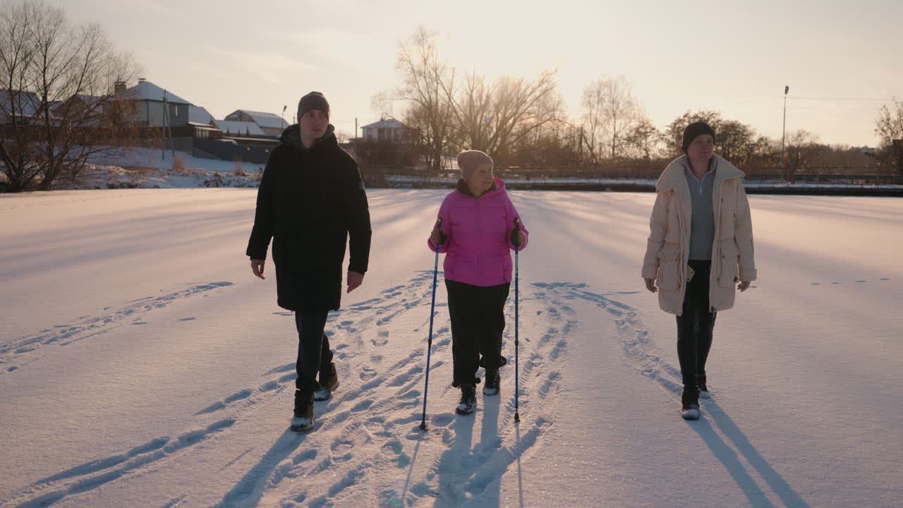 familia nórdica caminando por un lago congelado