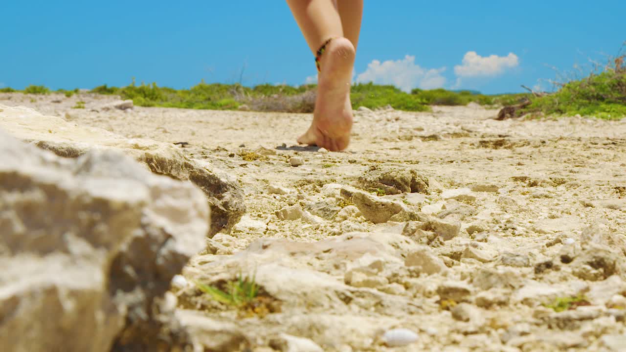 큐라소 - 화창한 날 오프로드 모험을 맨발로 걷는 소녀 - 와이드 샷