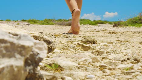 curacao - una niña caminando descalza en una aventura fuera de la carretera en un día soleado - toma amplia