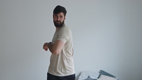 hombre bailando en una sesión de entrenamiento en casa