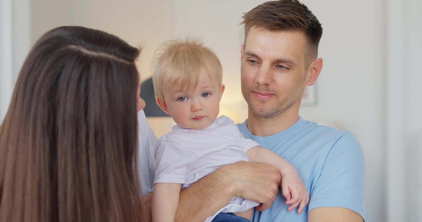 Счастливые родители держат своего малыша дома