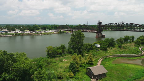 Puente-De-Unión-Sobre-El-Río-Arkansas-En-Little-Rock,-Arkansas,-EE.UU.-Durante-El-Día---Toma-Aérea