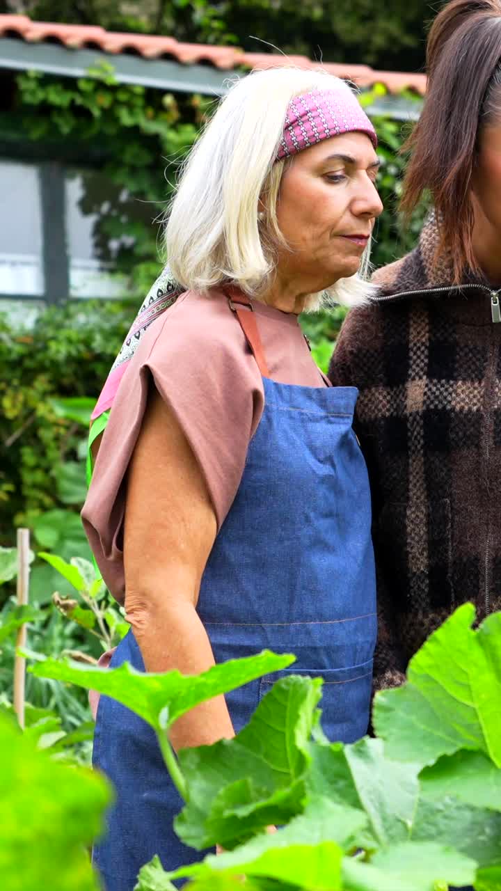 정원에서 두 여인