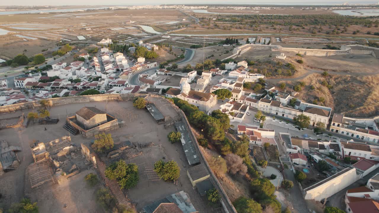 Sorvolo del Castello di Castro Marim con vista sulla città e sul fiume Guadiana, Algarve, Portogallo