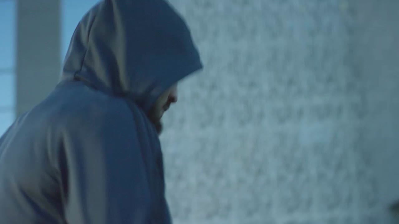 hombre caminando en la ciudad