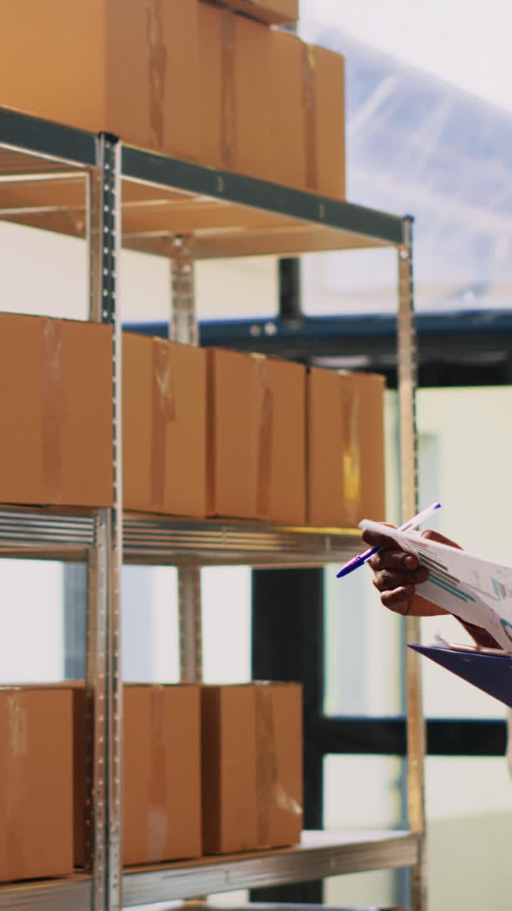 Video verticale: Supervisore che ispeziona la logistica di stock