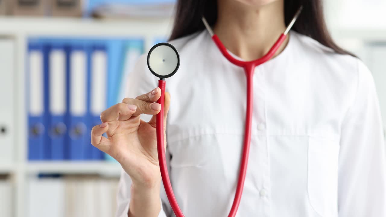 врач с стетоскопом