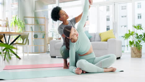 Entrenadora-De-Yoga,-Mujeres-Y-Estiramientos-En-La-Vida-Hogareña.